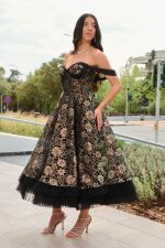 Φόρεμα midi off shoulder με δαντέλα και χρυσό κέντημα μαύρο - Image 4