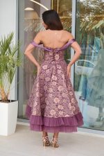 Φόρεμα off shoulder midi με δαντέλα με χρυσό κέντημα μωβ - Image 5