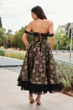 Φόρεμα midi off shoulder με δαντέλα και χρυσό κέντημα μαύρο - Image 5