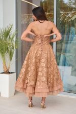 Φόρεμα off shoulder midi με δαντέλα με χρυσό κέντημα χρυσό - Image 5