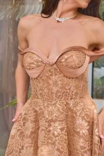 Φόρεμα off shoulder midi με δαντέλα με χρυσό κέντημα χρυσό - Image 6