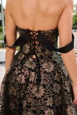 Φόρεμα midi off shoulder με δαντέλα και χρυσό κέντημα μαύρο - Image 7