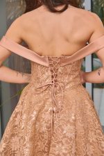 Φόρεμα off shoulder midi με δαντέλα με χρυσό κέντημα χρυσό - Image 7