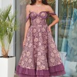 Φόρεμα off shoulder midi με δαντέλα με χρυσό κέντημα μωβ