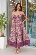 Φόρεμα off shoulder midi με δαντέλα με χρυσό κέντημα μωβ