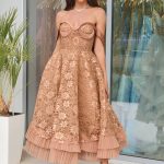Φόρεμα off shoulder midi με δαντέλα με χρυσό κέντημα χρυσό