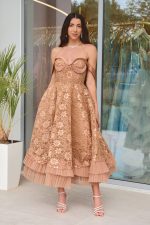 Φόρεμα off shoulder midi με δαντέλα με χρυσό κέντημα χρυσό