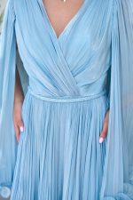 Φόρεμα midi με κρουαζέ μπούστο και κάπα baby blue - Image 6