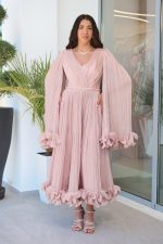 Φόρεμα midi με κρουαζέ μπούστο και κάπα dusty pink