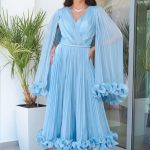 Φόρεμα midi με κρουαζέ μπούστο και κάπα baby blue