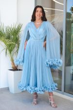 Φόρεμα midi με κρουαζέ μπούστο και κάπα baby blue