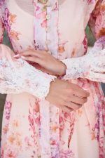 Φόρεμα maxi floral με λεπτομέρεια δαντέλα σομόν - Image 7