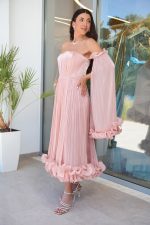 Φόρεμα midi off shoulder με πιέτες και βολάν dusty pink - Image 4