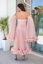Φόρεμα midi off shoulder με πιέτες και βολάν dusty pink - Image 5