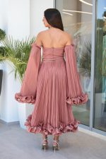 Φόρεμα midi off shoulder με πιέτες και βολάν σάπιο μήλο - Image 5