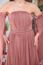 Φόρεμα midi off shoulder με πιέτες και βολάν σάπιο μήλο - Image 6