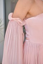 Φόρεμα midi off shoulder με πιέτες και βολάν dusty pink - Image 7