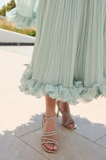Φόρεμα midi off shoulder με πιέτες και βολάν μέντα - Image 7