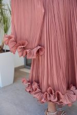 Φόρεμα midi off shoulder με πιέτες και βολάν σάπιο μήλο - Image 8
