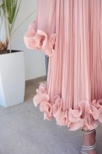 Φόρεμα midi off shoulder με πιέτες και βολάν dusty pink - Image 9
