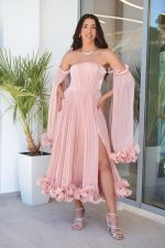 Φόρεμα midi off shoulder με πιέτες και βολάν dusty pink