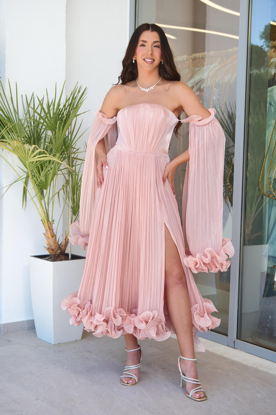 Φόρεμα midi off shoulder με πιέτες και βολάν dusty pink
