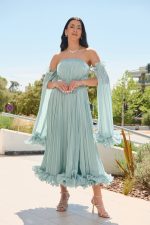 Φόρεμα midi off shoulder με πιέτες και βολάν μέντα