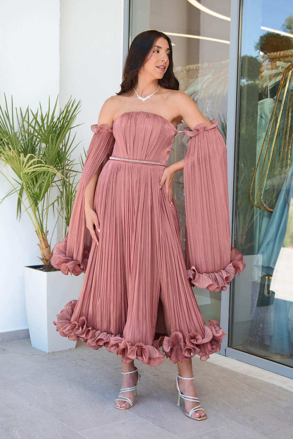 Φόρεμα midi off shoulder με πιέτες και βολάν σάπιο μήλο