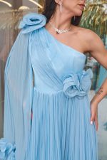 Φόρεμα midi one shoulder με 3D λουλούδια baby blue - Image 5