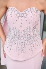 Φόρεμα maxi στράπλες γοργονέ τύπου πέπλουμ baby pink - Image 6
