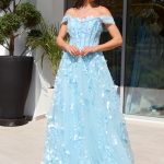 Φόρεμα maxi off shoulder με 3D λεπτομέρειες baby blue