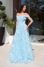 Φόρεμα maxi off shoulder με 3D λεπτομέρειες baby blue - Image 4