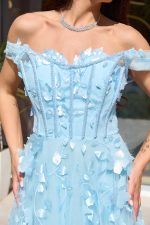 Φόρεμα maxi off shoulder με 3D λεπτομέρειες baby blue - Image 6