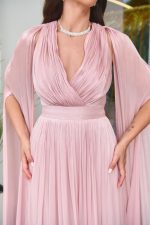 Φόρεμα maxi πλισέ κρουαζέ με κάπα dusty pink - Image 5