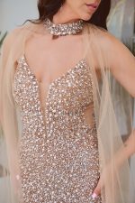 Φόρεμα maxi διακοσμημένο με πέτρες και κάπα nude - Image 5