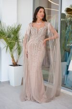 Φόρεμα maxi με πέτρες και ενσωματωμένη κάπα nude - Image 2