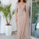 Φόρεμα maxi με πέτρες και ενσωματωμένη κάπα nude