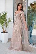 Φόρεμα maxi με πέτρες και ενσωματωμένη κάπα nude - Image 3