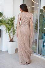 Φόρεμα maxi με πέτρες και ενσωματωμένη κάπα nude - Image 4