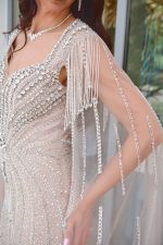Φόρεμα maxi με πέτρες και ενσωματωμένη κάπα nude - Image 7