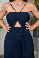 Φόρεμα maxi πλισέ με άνοιγμα στο στήθος midnight blue - Image 6