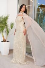 Φόρεμα maxi off shoulder με παγιέτες και κάπα μπεζ - Image 5