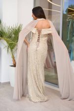 Φόρεμα maxi off shoulder με παγιέτες και κάπα μπεζ - Image 6