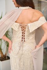 Φόρεμα maxi off shoulder με παγιέτες και κάπα μπεζ - Image 7