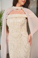 Φόρεμα maxi off shoulder με παγιέτες και κάπα μπεζ - Image 2